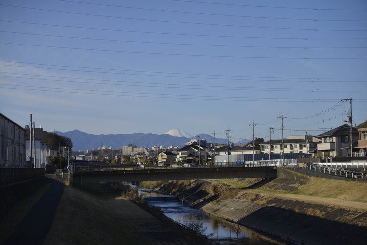 『悠然たる山々、穏やかなる川の流れ』